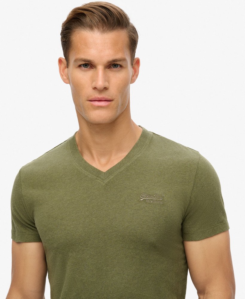 t-shirt met v-hals en essential-logo van biologisch katoen in een gemêleerde olijfgroene kleur.