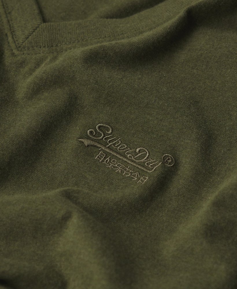 t-shirt met v-hals en essential-logo van biologisch katoen in een gemêleerde olijfgroene kleur.