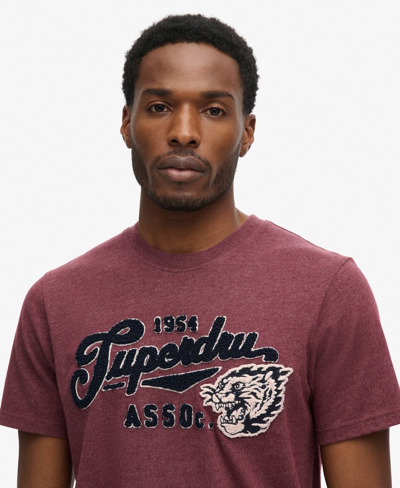 vintage college t-shirt in scriptstijl in port marl