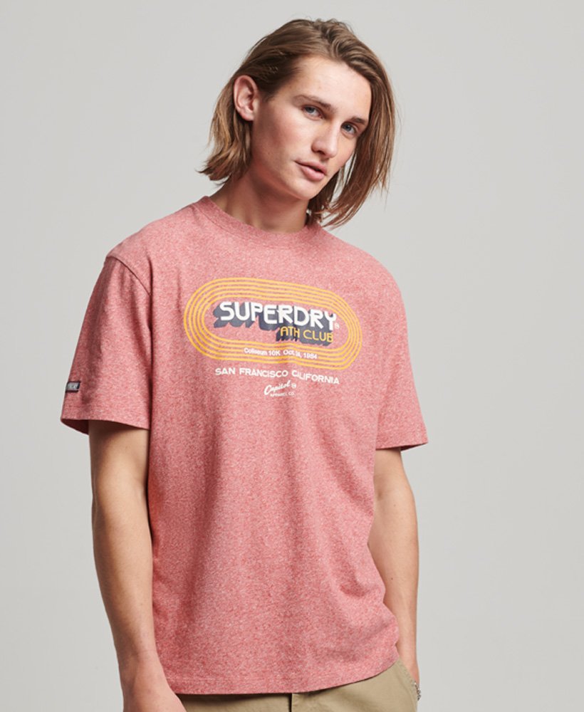 vintage athletic club t-shirt van biologisch katoen in middenrood met een korrelige afwerking.