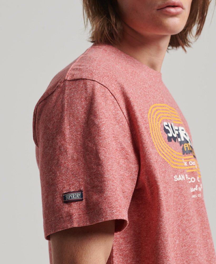 vintage athletic club t-shirt van biologisch katoen in middenrood met een korrelige afwerking.