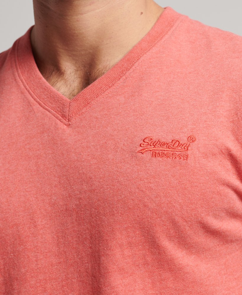 t-shirt met v-hals en essential-logo van biologisch katoen in de kleur coral marl.