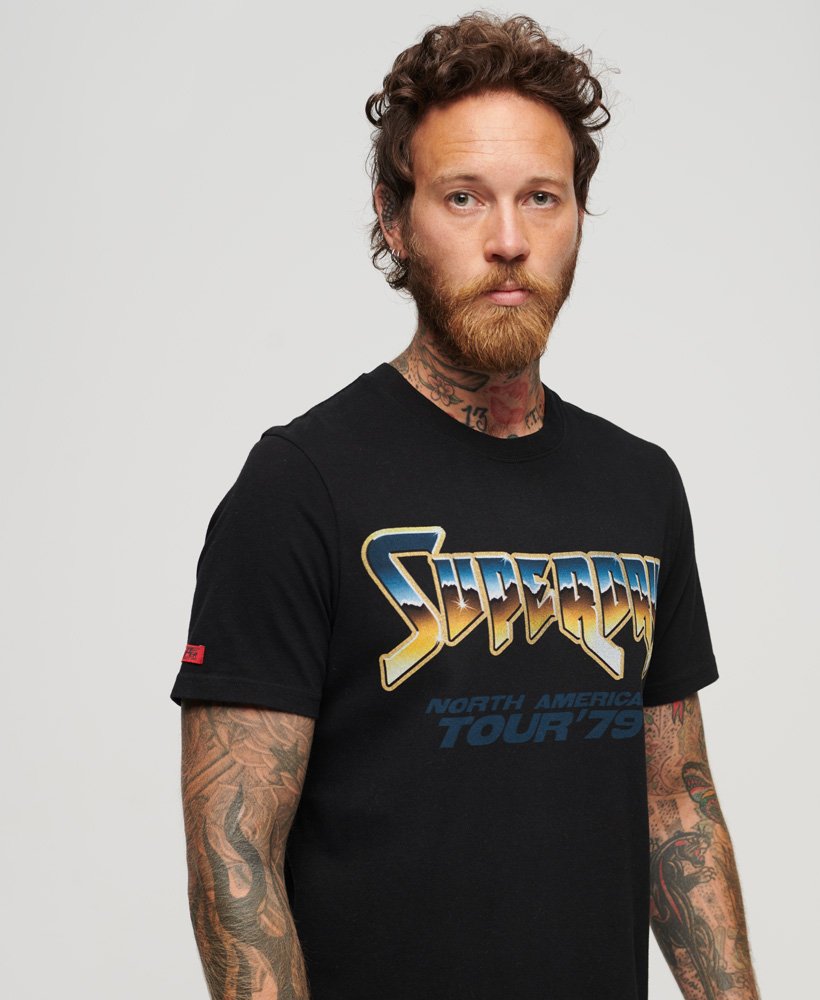 t-shirt met grafische print van een rockband uit de jaren 70 in zwart.