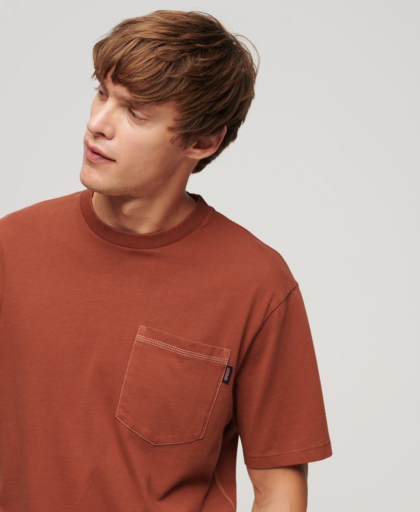 t-shirt met contrasterende stiksels op de borstzak in gerookt kaneeloranje.