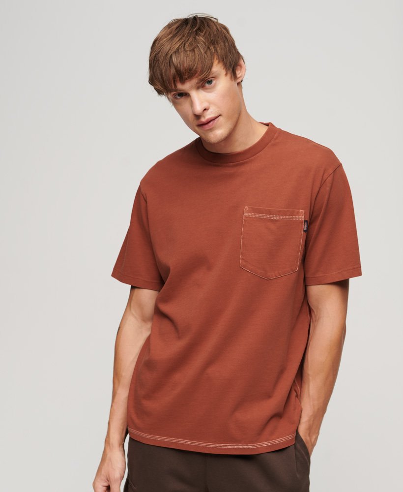 t-shirt met contrasterende stiksels op de borstzak in gerookt kaneeloranje.