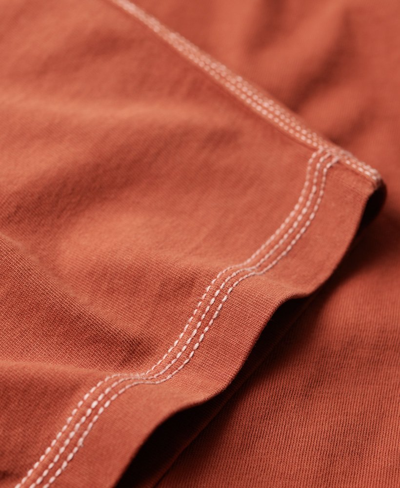 t-shirt met contrasterende stiksels op de borstzak in gerookt kaneeloranje.
