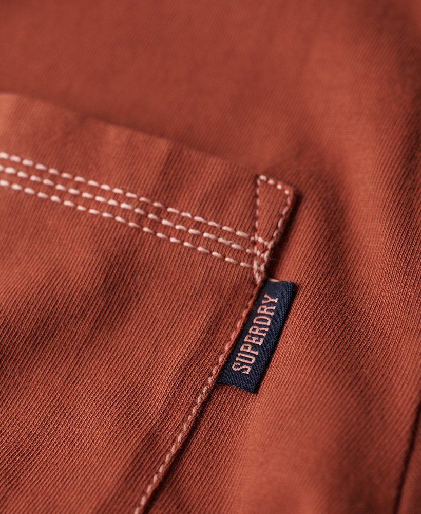 t-shirt met contrasterende stiksels op de borstzak in gerookt kaneeloranje.