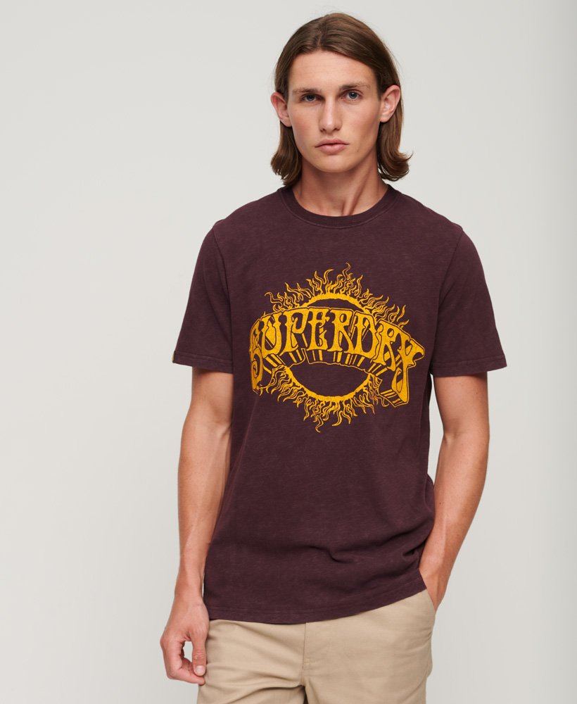 t-shirt met grafische print van een band in lo-fi-stijl uit de jaren 70 uitgevoerd in een rijke diepe bordeauxrode slubstof.