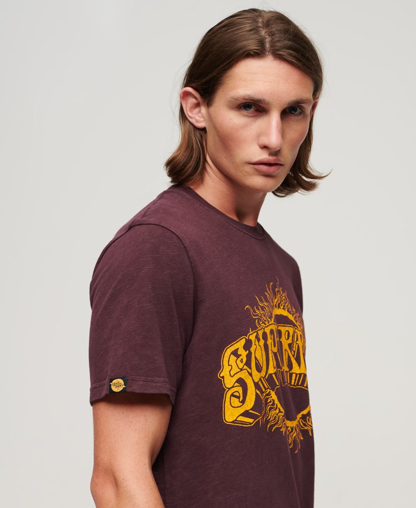 t-shirt met grafische print van een band in lo-fi-stijl uit de jaren 70 uitgevoerd in een rijke diepe bordeauxrode slubstof.