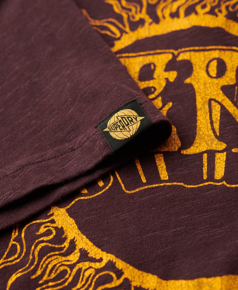 t-shirt met grafische print van een band in lo-fi-stijl uit de jaren 70 uitgevoerd in een rijke diepe bordeauxrode slubstof.