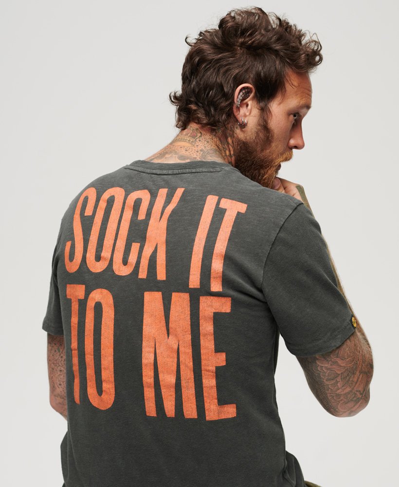 t-shirt met grafische print van een band in lo-fi-stijl uit de jaren 70 in gewassen zwart met een grove structuur.