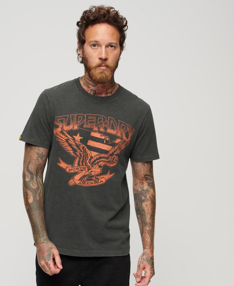 t-shirt met grafische print van een band in lo-fi-stijl uit de jaren 70 in gewassen zwart met een grove structuur.