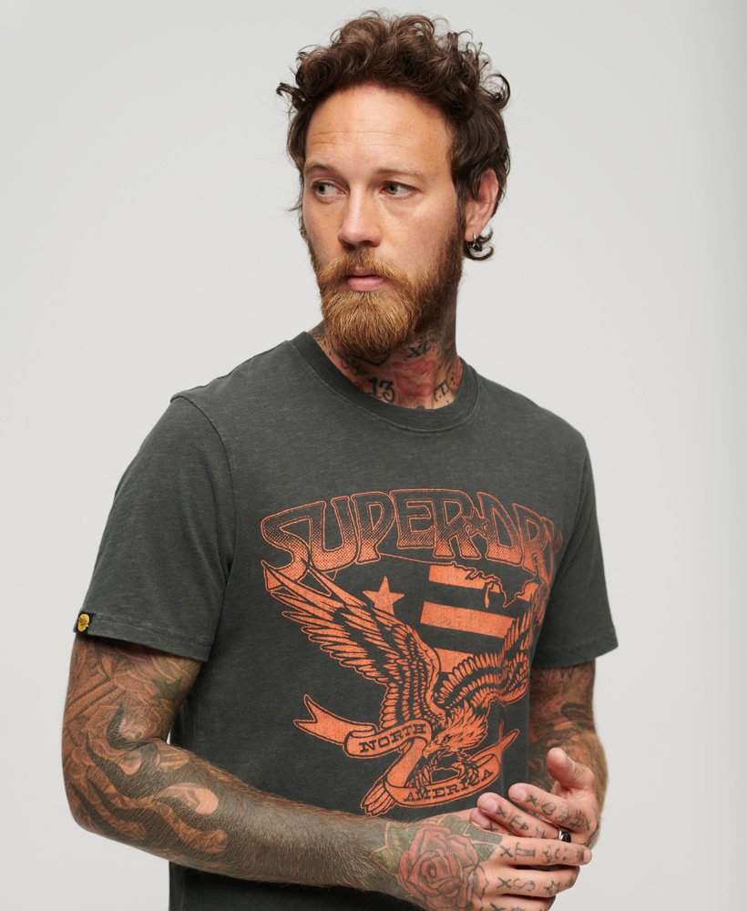 t-shirt met grafische print van een band in lo-fi-stijl uit de jaren 70 in gewassen zwart met een grove structuur.