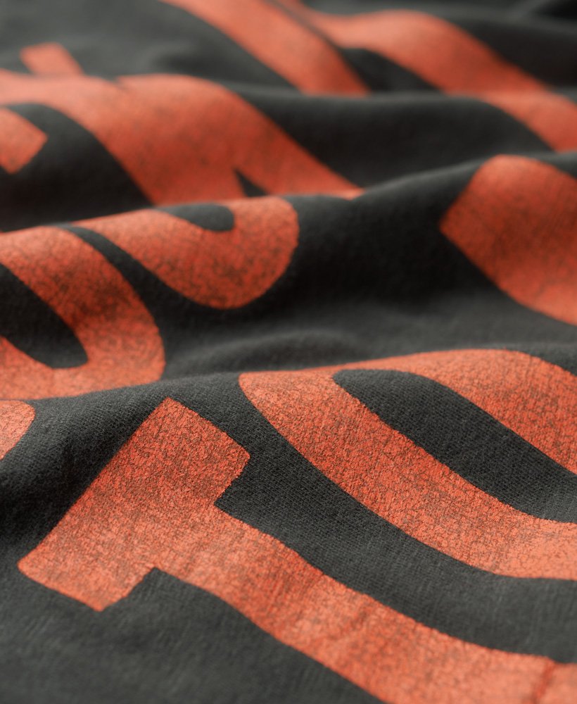 t-shirt met grafische print van een band in lo-fi-stijl uit de jaren 70 in gewassen zwart met een grove structuur.