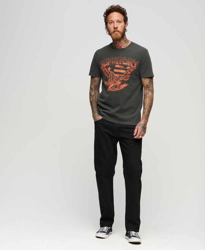 t-shirt met grafische print van een band in lo-fi-stijl uit de jaren 70 in gewassen zwart met een grove structuur.