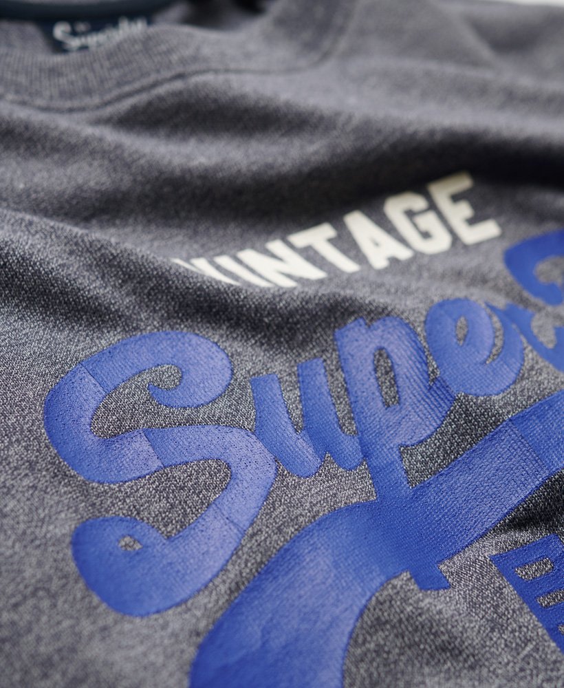 klassiek vintage logo heritage t-shirt in middernachtblauw met een korrelige afwerking.