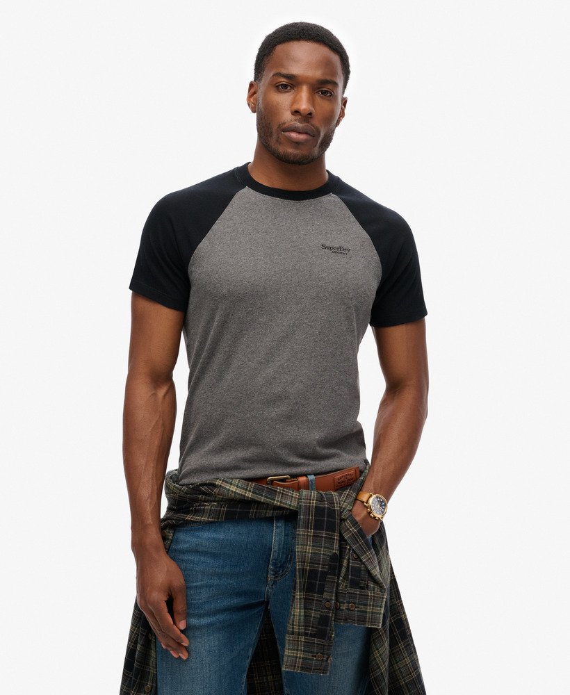 baseball t-shirt met essential logo van biologisch katoen in een rijke antracietgrijze kleurzwart.