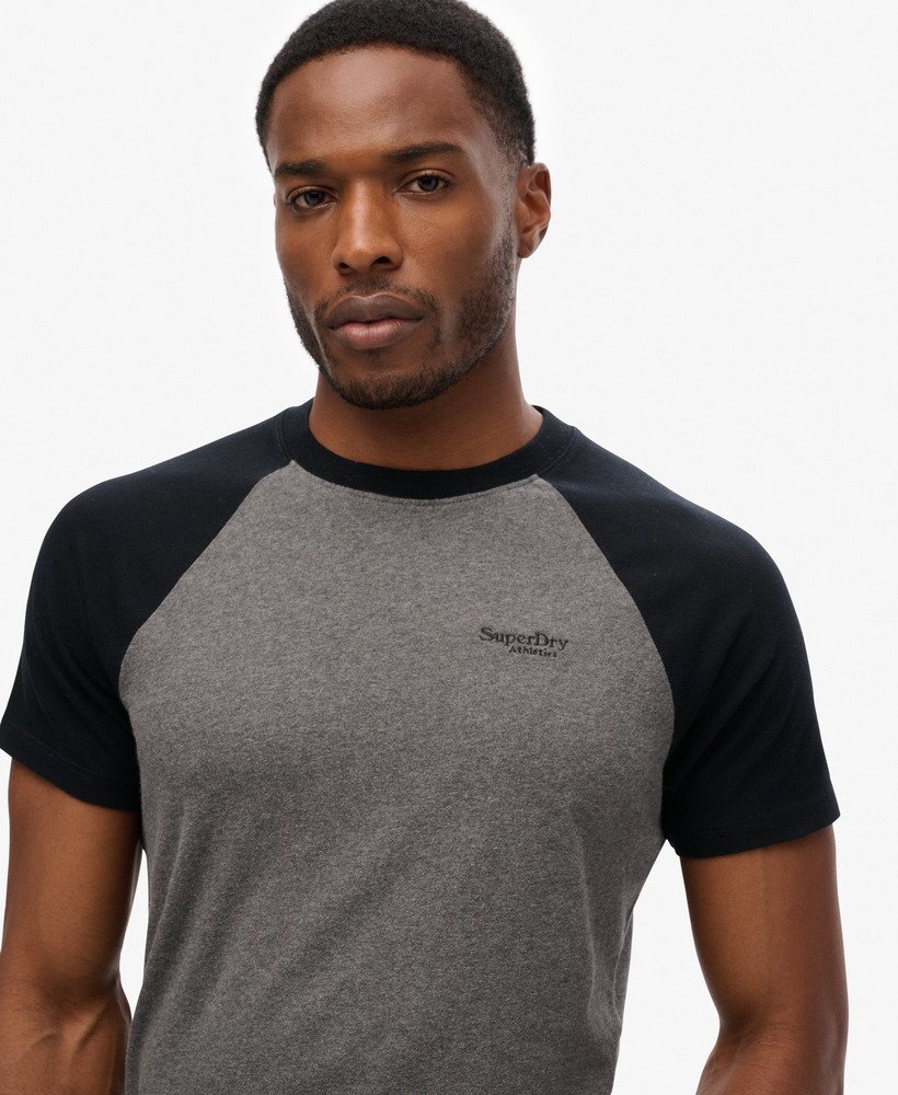 baseball t-shirt met essential logo van biologisch katoen in een rijke antracietgrijze kleurzwart.