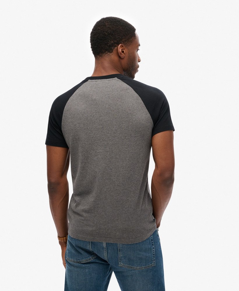 baseball t-shirt met essential logo van biologisch katoen in een rijke antracietgrijze kleurzwart.