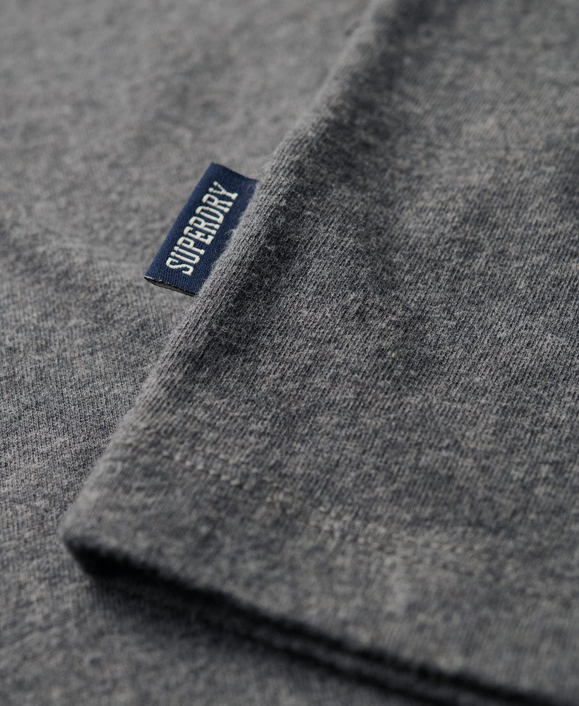baseball t-shirt met essential logo van biologisch katoen in een rijke antracietgrijze kleurzwart.
