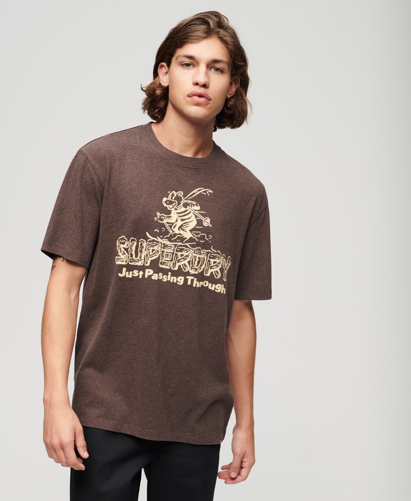 t-shirt met reisansichtkaartprint in een rijke bruin gemêleerde kleur.