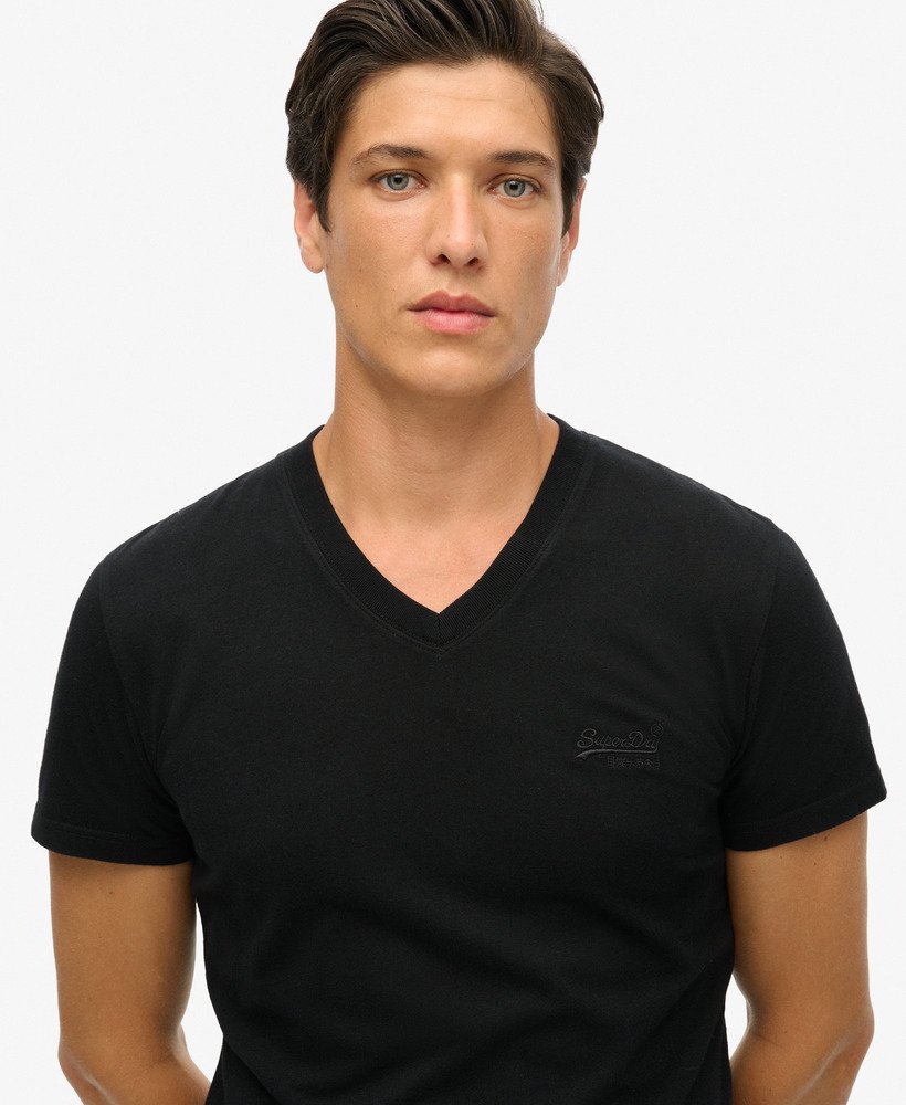 biologisch katoenen t-shirt met geborduurd logo en v-hals in zwart.