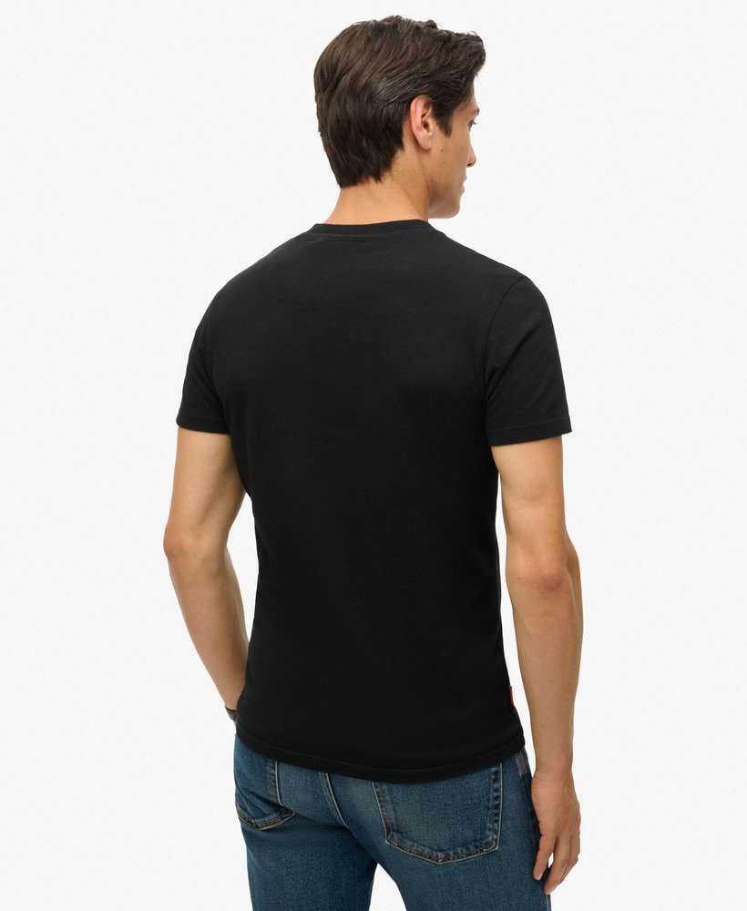 biologisch katoenen t-shirt met geborduurd logo en v-hals in zwart.