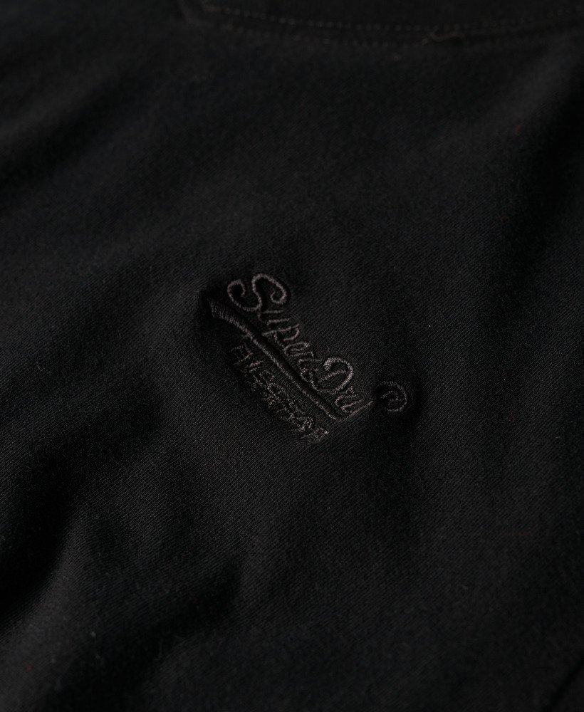 biologisch katoenen t-shirt met geborduurd logo en v-hals in zwart.