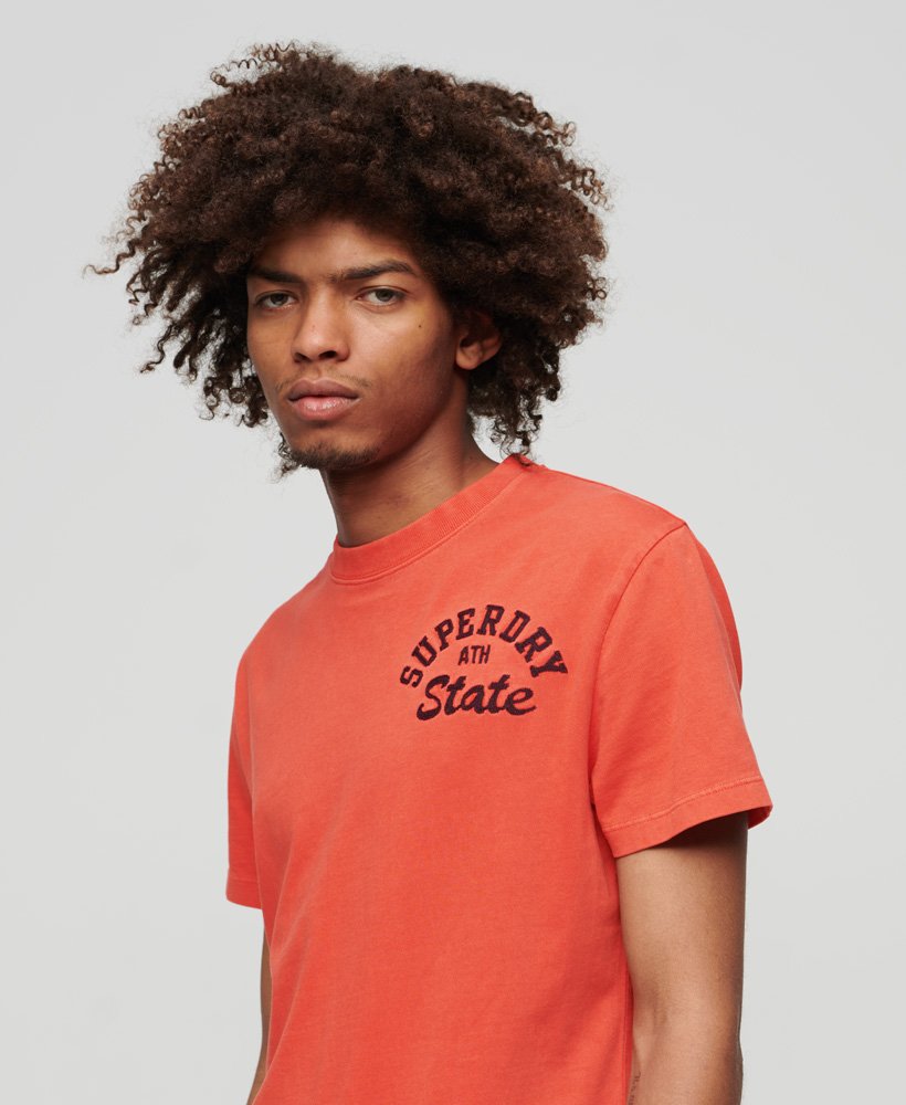 geborduurd superstate athletic logo t-shirt in amerikaans rood.