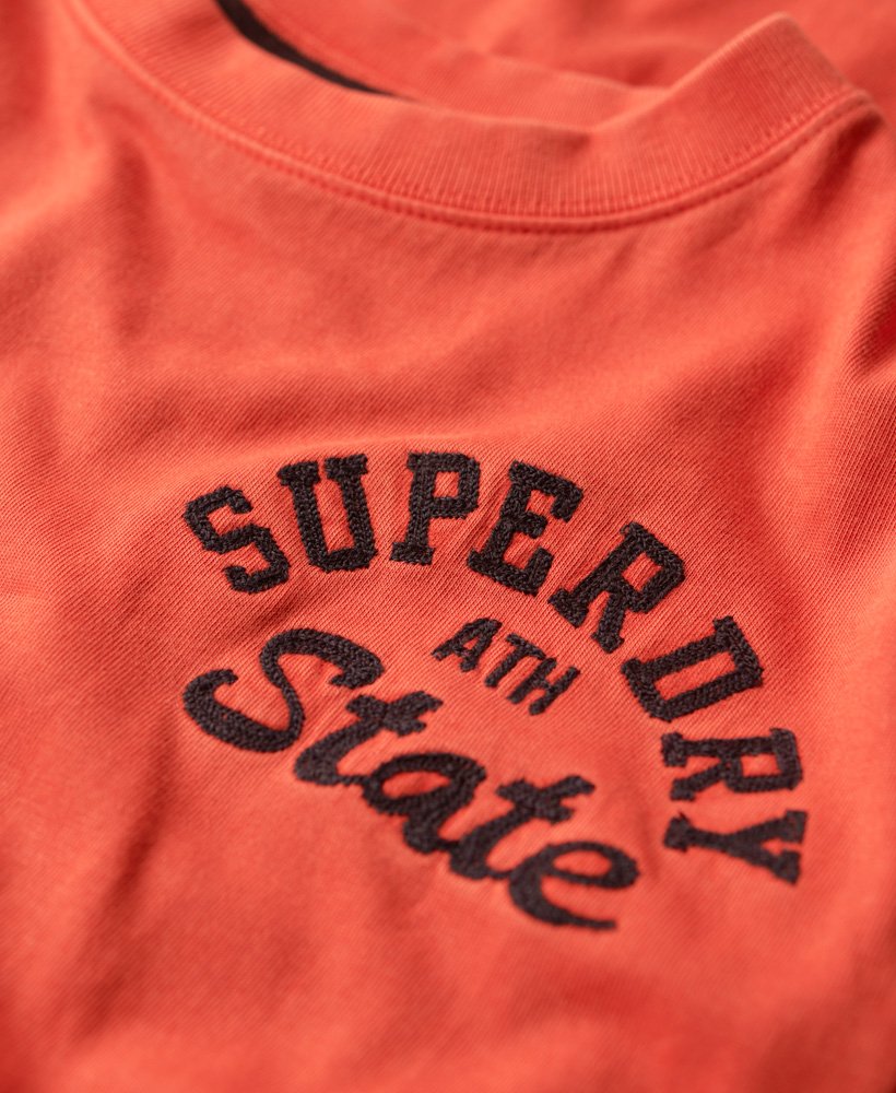 geborduurd superstate athletic logo t-shirt in amerikaans rood.