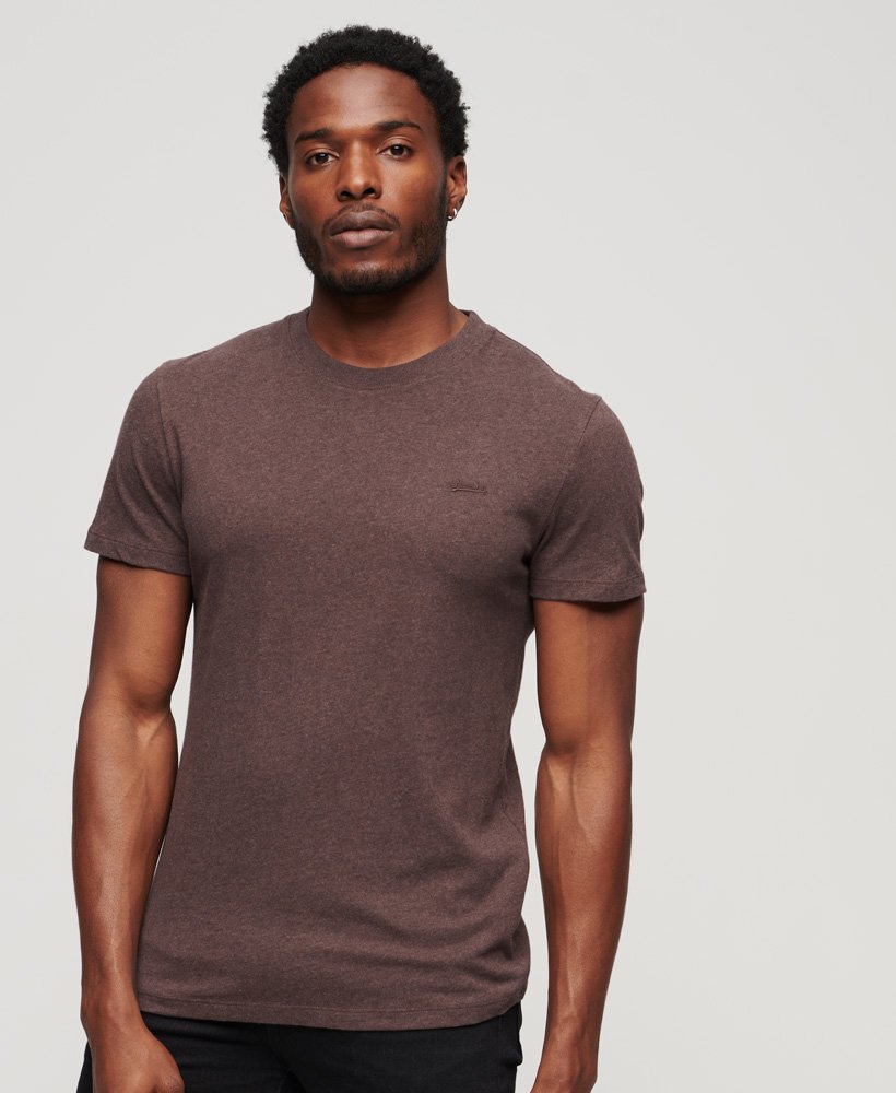 essential t-shirt met klein logo van biologisch katoen in een rijke bruin gemêleerde kleur.