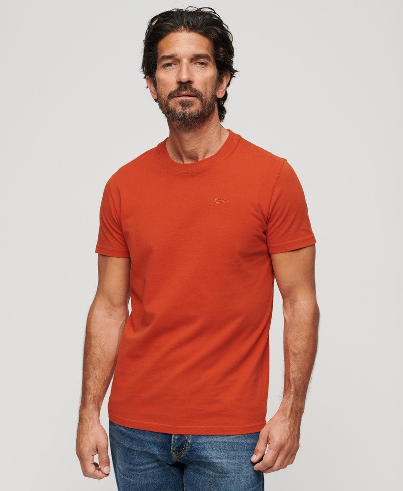 essential t-shirt met klein logo van biologisch katoen in denim co. roestbruin.