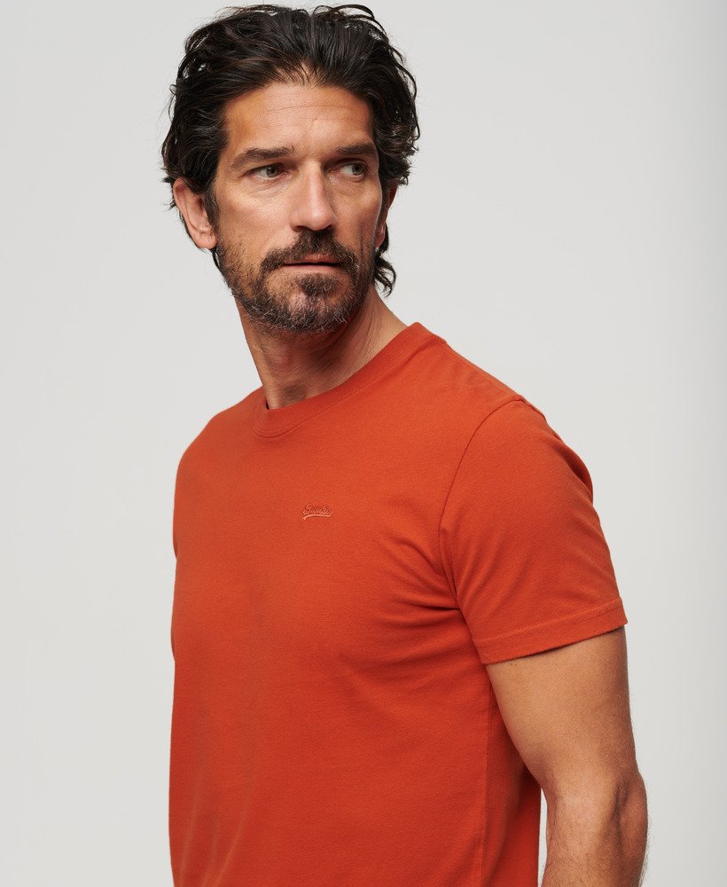 essential t-shirt met klein logo van biologisch katoen in denim co. roestbruin.
