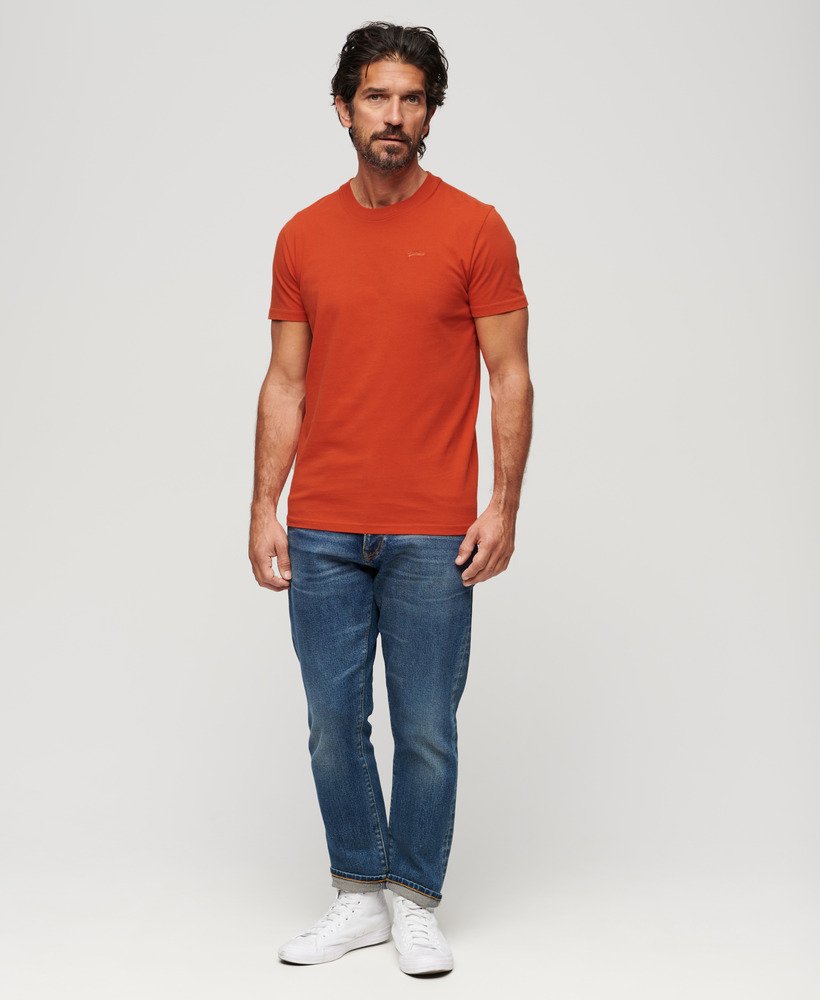 essential t-shirt met klein logo van biologisch katoen in denim co. roestbruin.