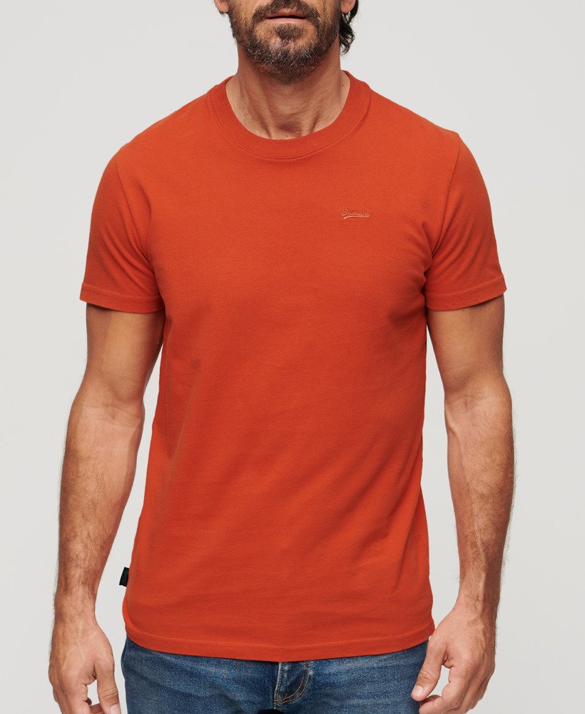 essential t-shirt met klein logo van biologisch katoen in denim co. roestbruin.