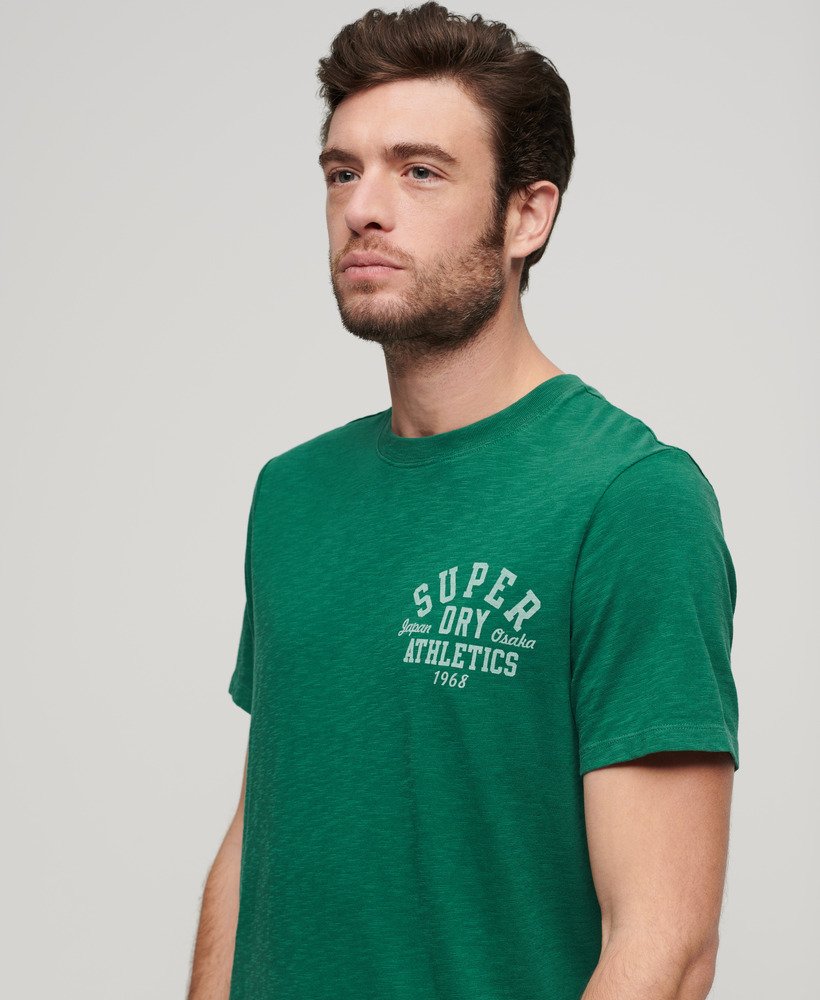 grafisch t-shirt van athletic college in donker bosgroen met structuurverf.