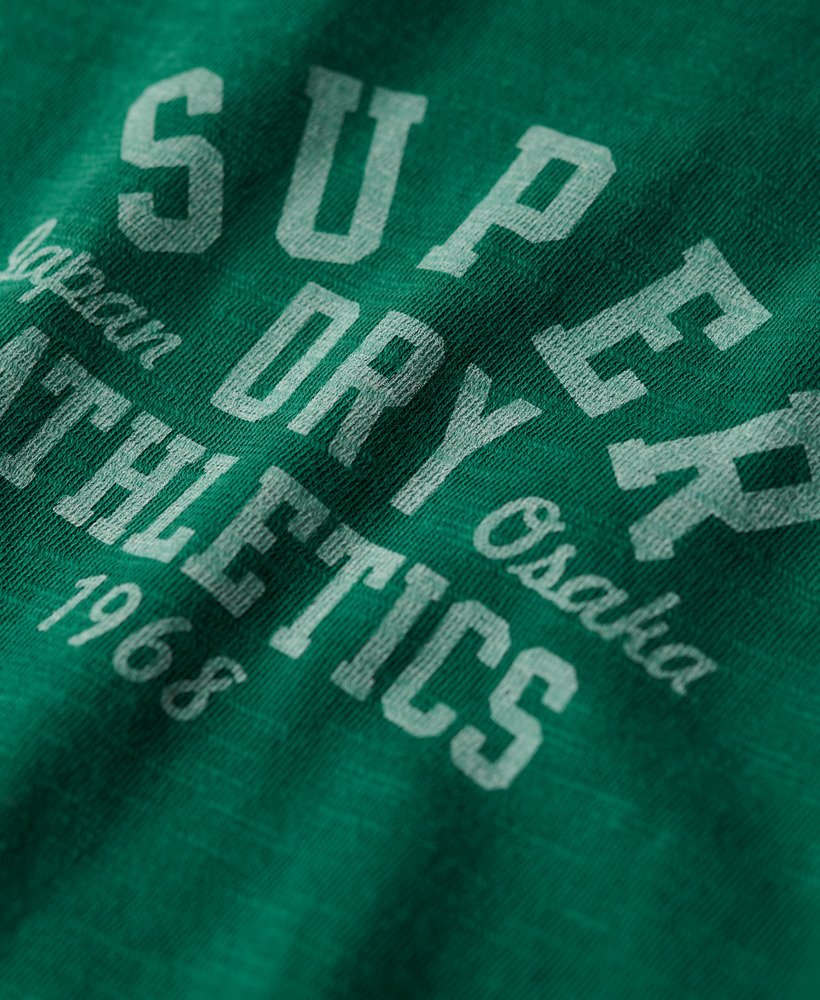 grafisch t-shirt van athletic college in donker bosgroen met structuurverf.