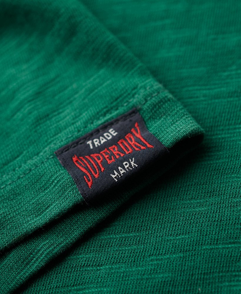 grafisch t-shirt van athletic college in donker bosgroen met structuurverf.