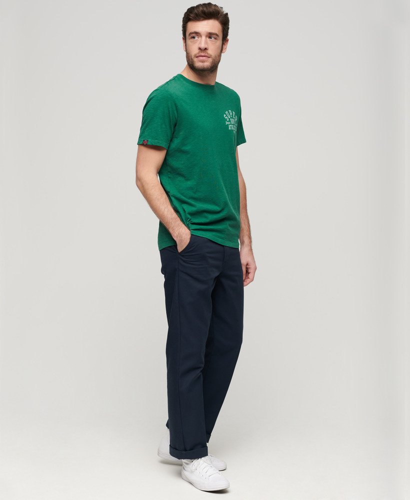 grafisch t-shirt van athletic college in donker bosgroen met structuurverf.
