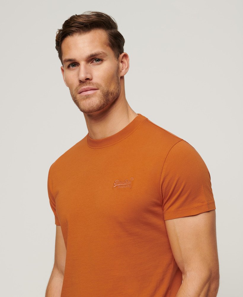 t-shirt van biologisch katoen met geborduurd essential-logo in mojave-oranje.
