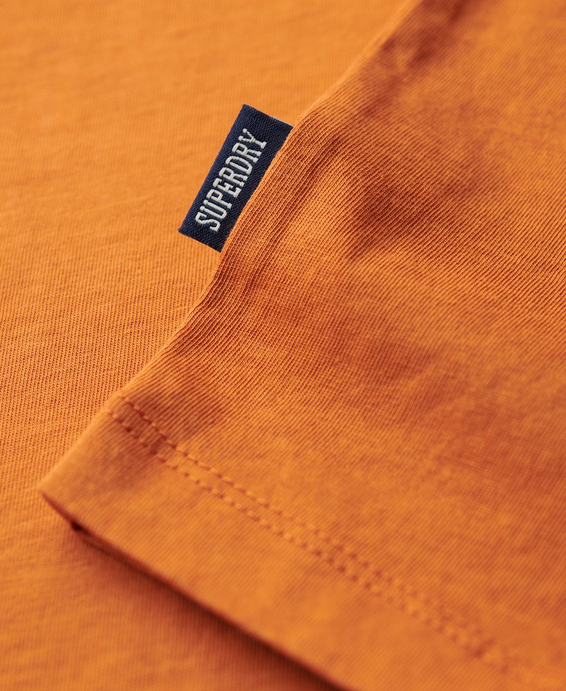 t-shirt van biologisch katoen met geborduurd essential-logo in mojave-oranje.