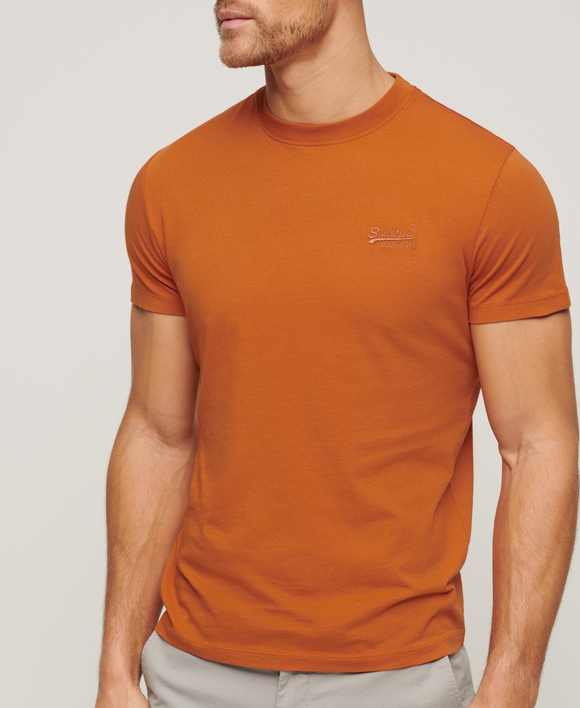 t-shirt van biologisch katoen met geborduurd essential-logo in mojave-oranje.