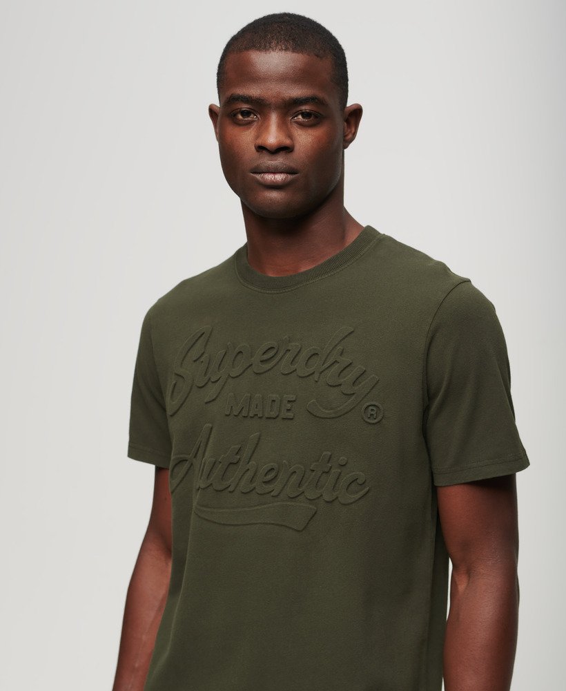 t-shirt met reliëf en archiefprint in olijfgroen afkomstig uit overtollige voorraad.