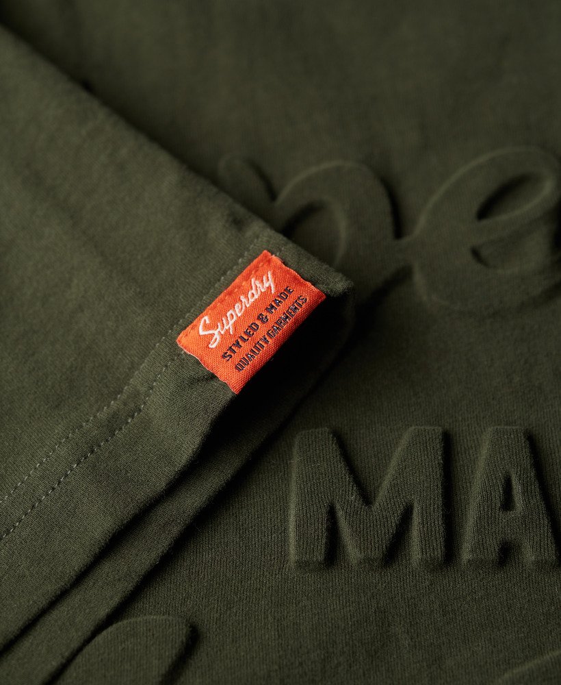 t-shirt met reliëf en archiefprint in olijfgroen afkomstig uit overtollige voorraad.