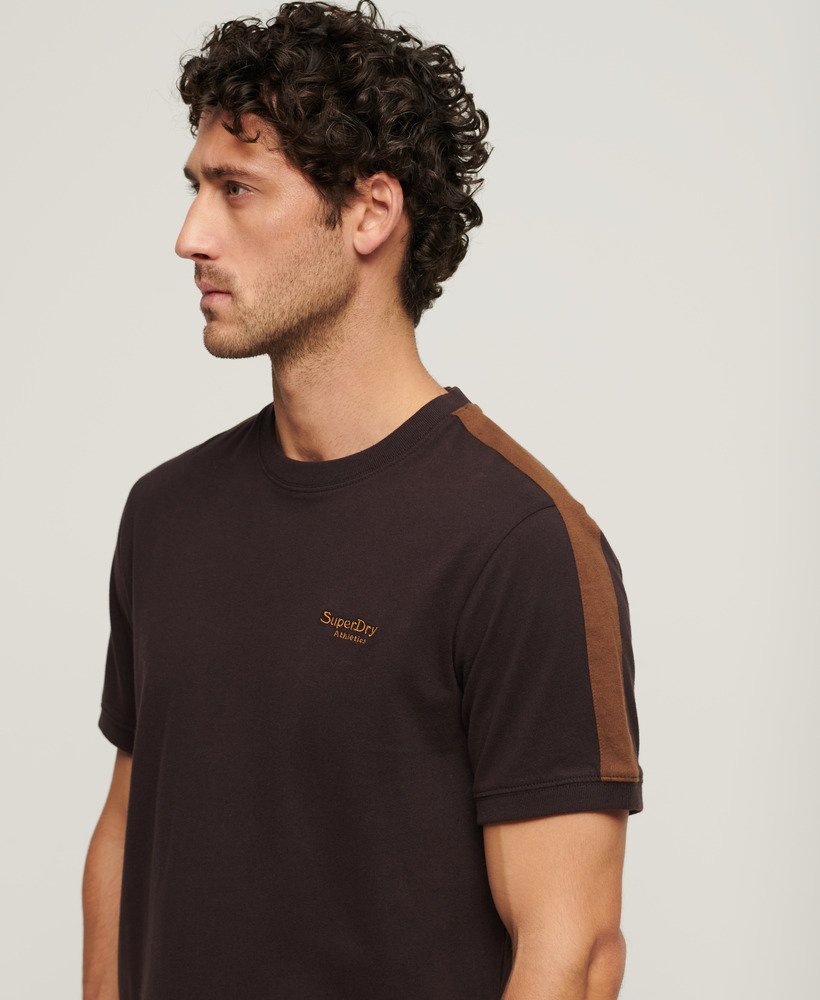 essential logo retro t-shirt in chocolade pruim bruindachshund tan