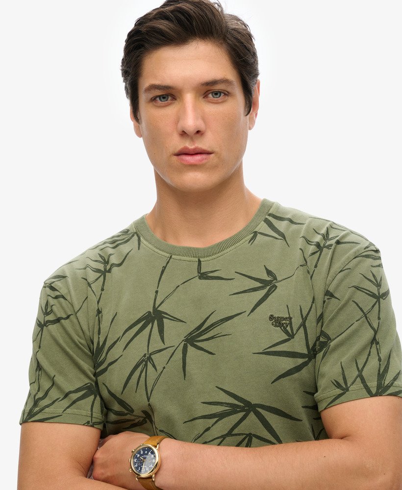 vintage t-shirt met overgeverfde print olijfgroen afkomstig uit een surplusvoorraad.