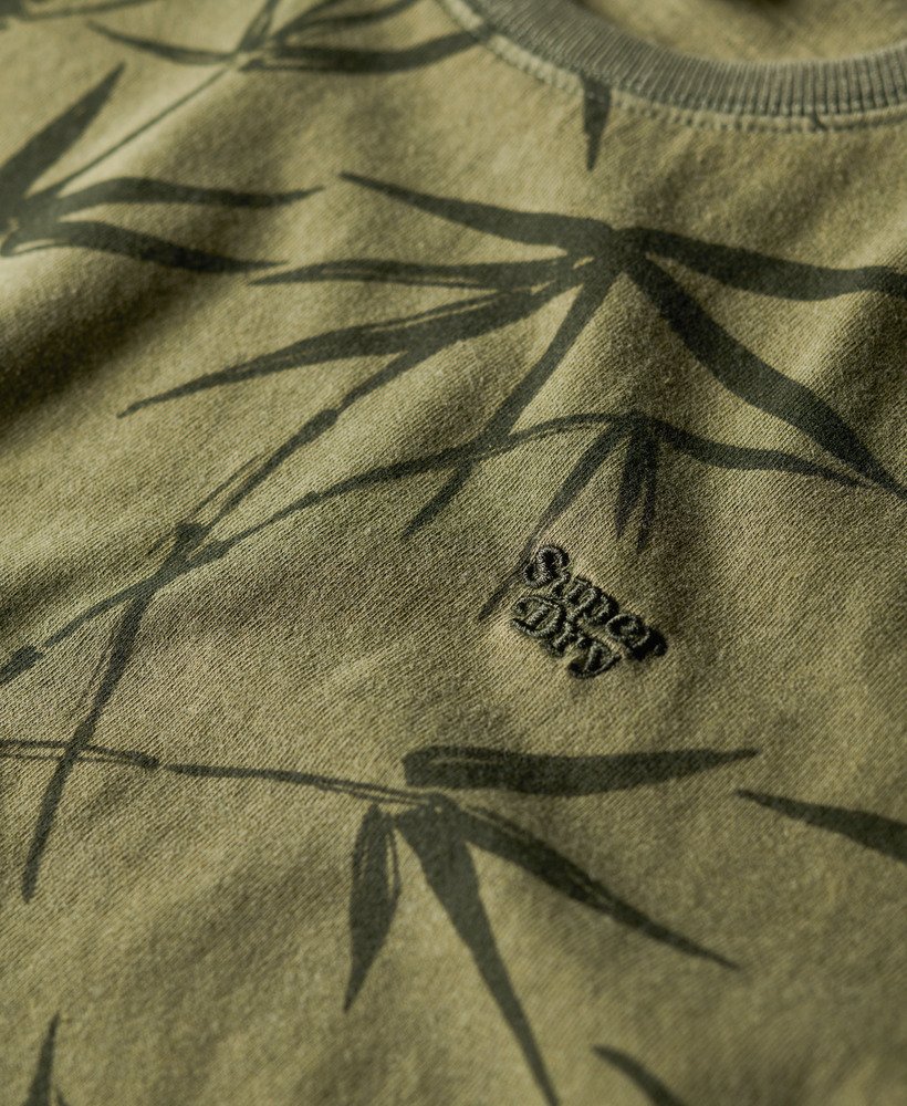 vintage t-shirt met overgeverfde print olijfgroen afkomstig uit een surplusvoorraad.