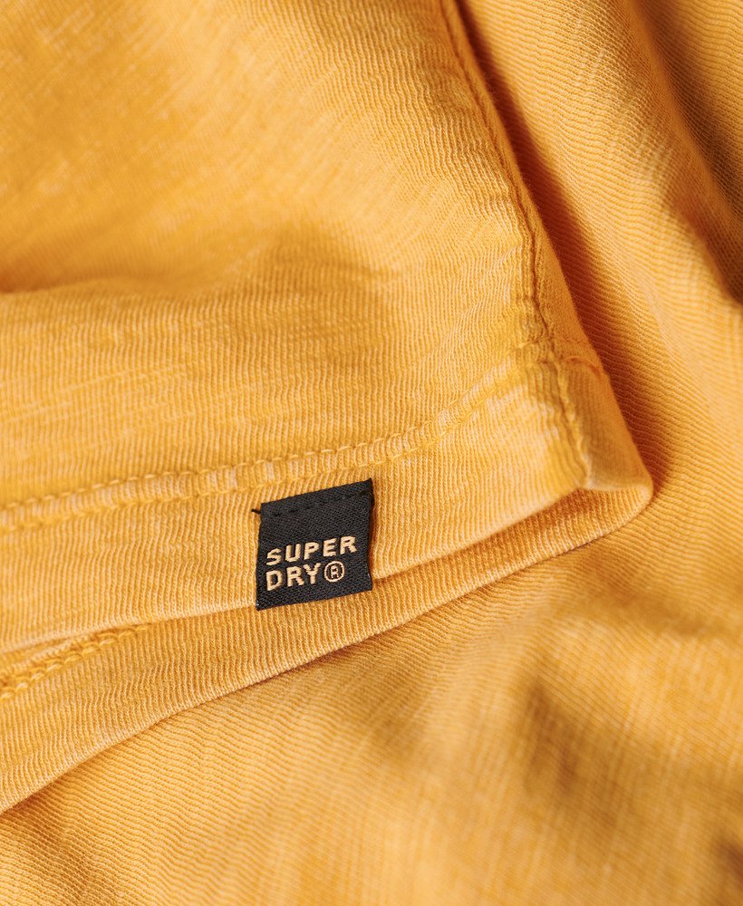 t-shirt met v-hals en korte mouwen van slubstof in woestijnokergeel