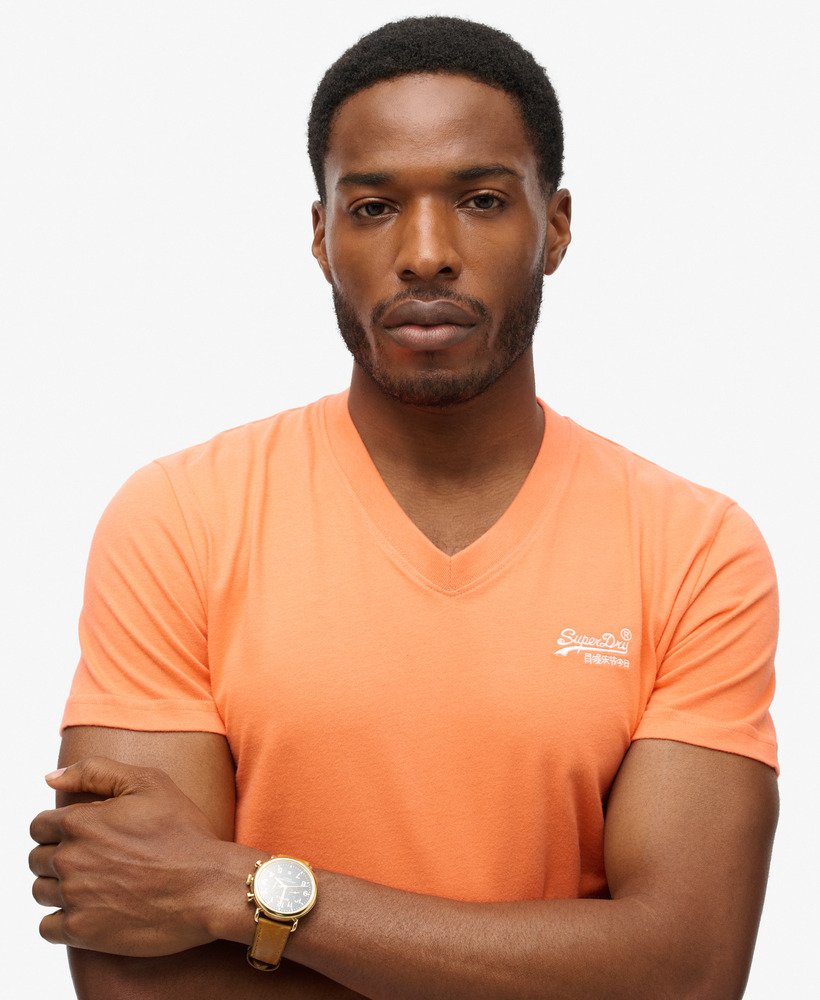 t-shirt met v-hals en essential-logo van biologisch katoen in sunburst coral.