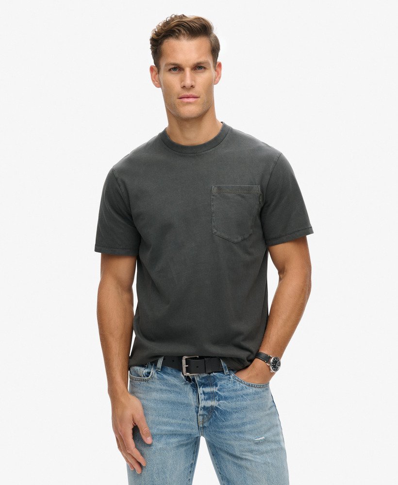 t-shirt met contrasterende stiksels op de borstzak in gewassen zwart.
